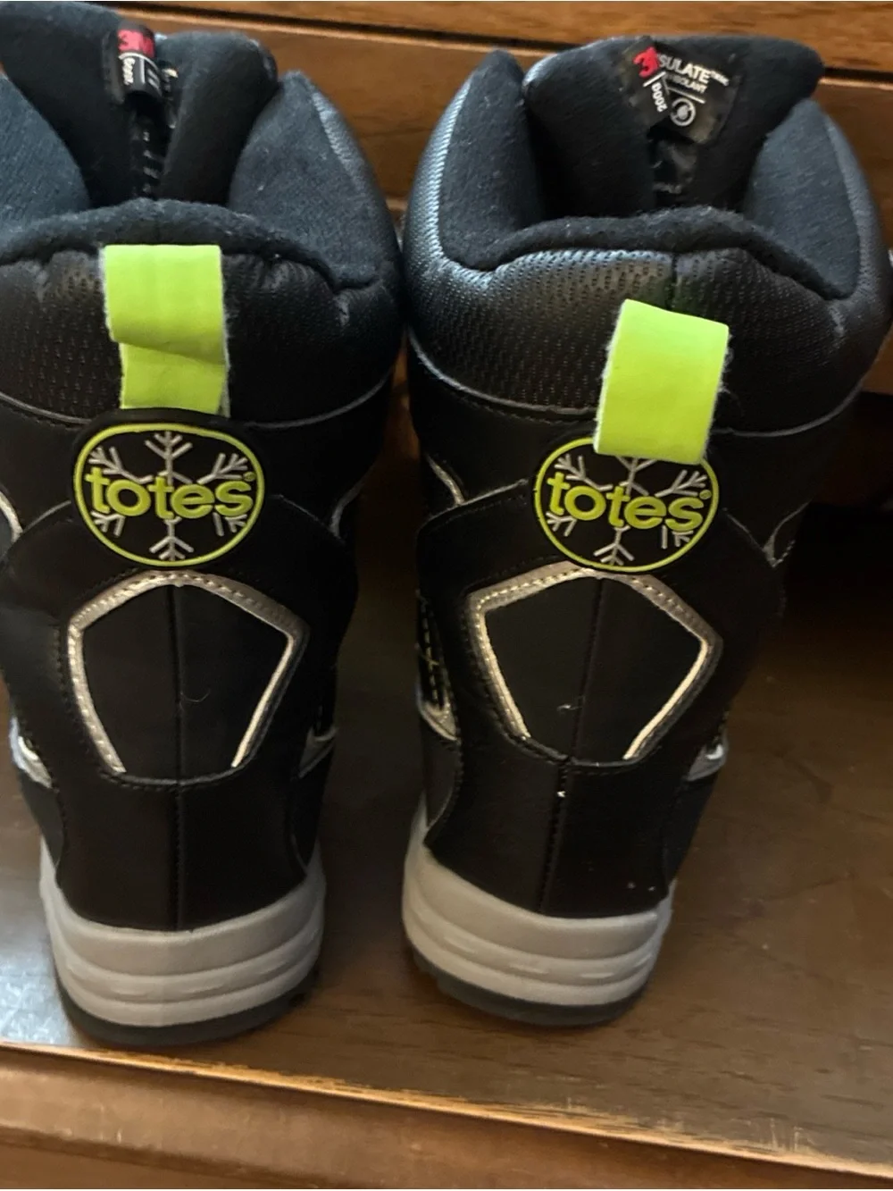 Kids Totes Winter snow boots size 2 youth Warm 3M thinsulate Water resistant